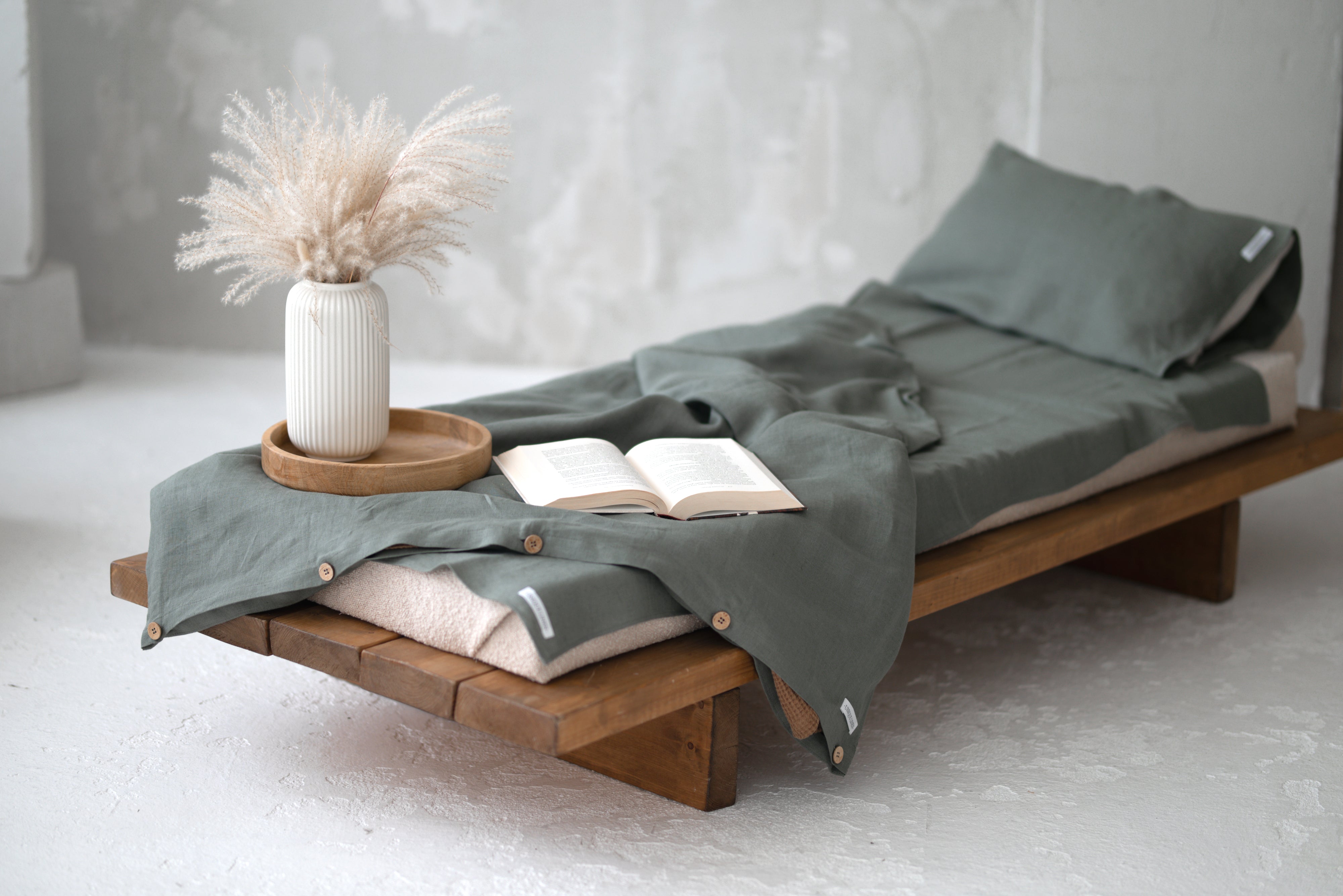 Linen duvet cover BD002 with coconut buttons in DARK FOREST colour (2699)