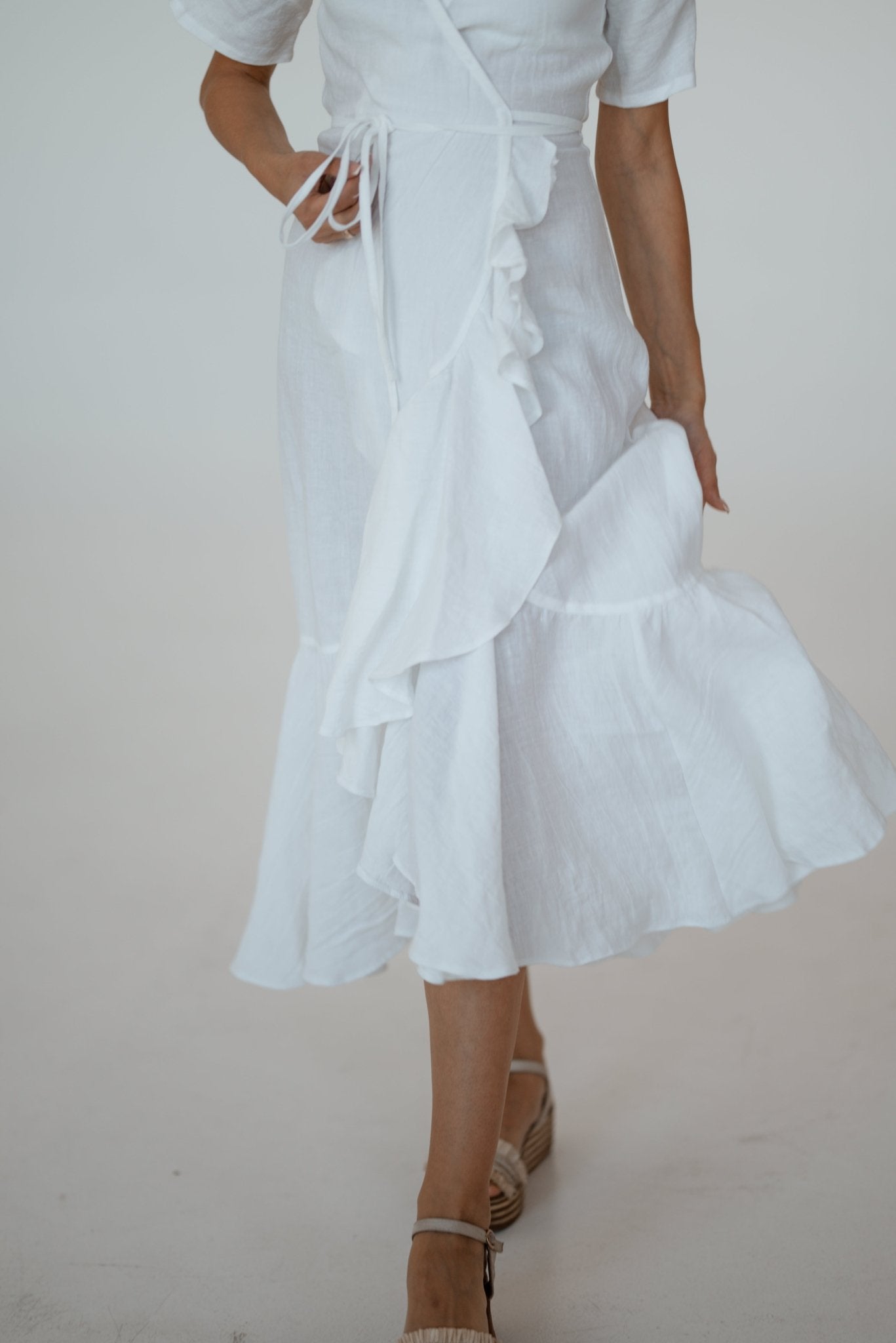 Linen Tablecloth – Natural – White | Wholesale Linen Towels, Tablecloths, Napkins, Bathrobes, Aprons, Abayas & Thobes - Middle East Collection by Unique Linen“