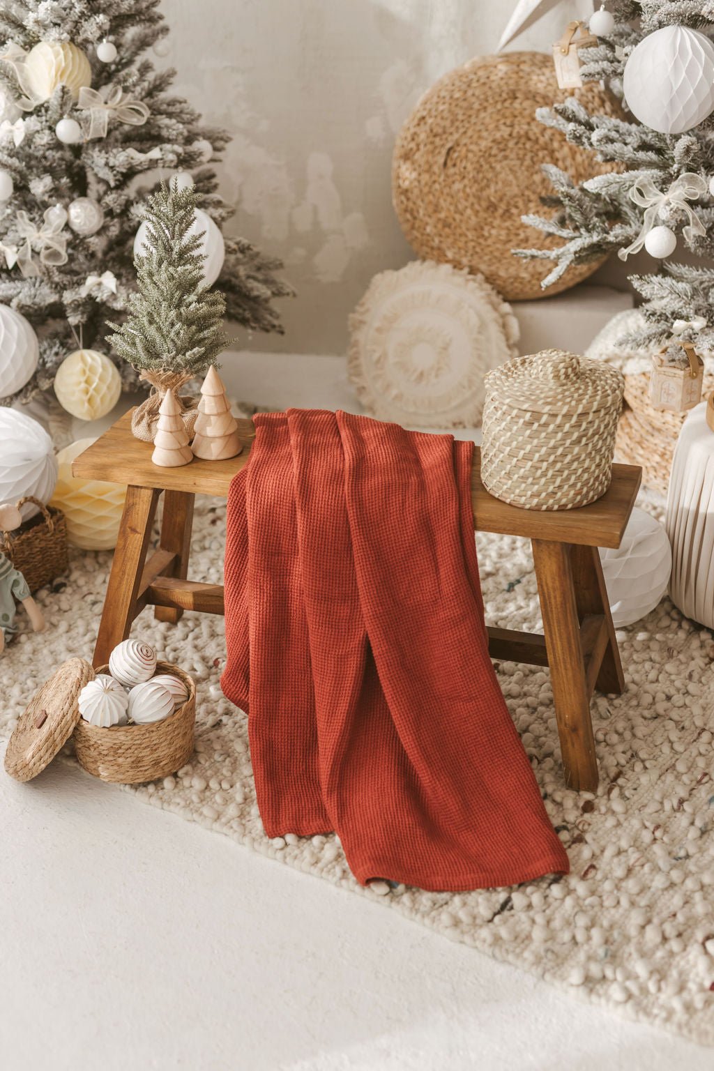 Linen Tablecloth – Natural – White | Wholesale Linen Towels, Tablecloths, Napkins, Bathrobes, Aprons, Abayas & Thobes - Middle East Collection by Unique Linen“