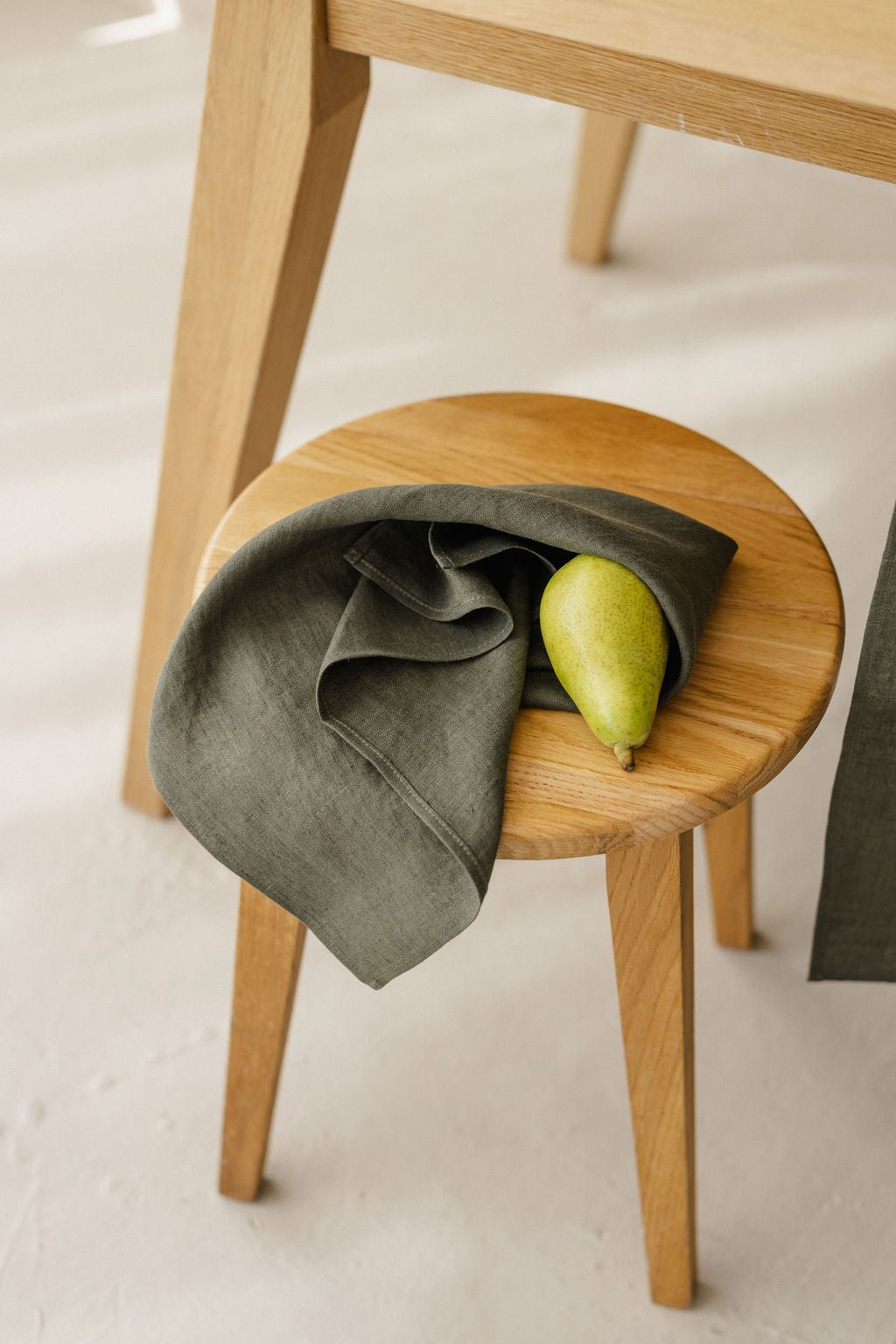 Linen Tablecloth – Natural – White | Wholesale Linen Towels, Tablecloths, Napkins, Bathrobes, Aprons, Abayas & Thobes - Middle East Collection by Unique Linen“