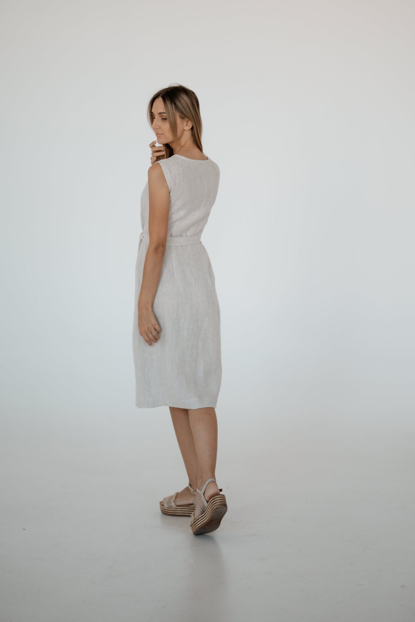 Linen Tablecloth – Natural – White | Wholesale Linen Towels, Tablecloths, Napkins, Bathrobes, Aprons, Abayas & Thobes - Middle East Collection by Unique Linen“