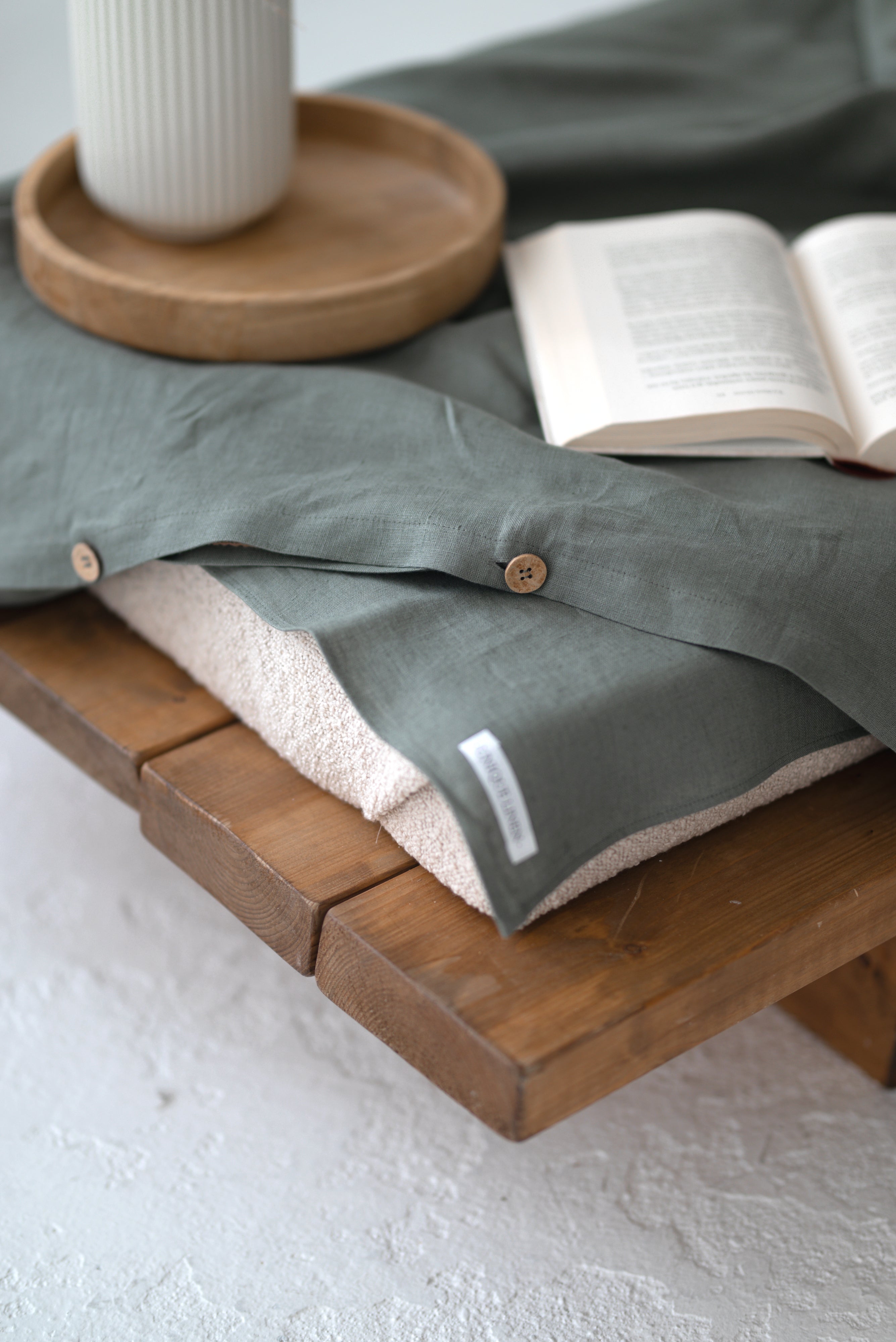 Linen duvet cover BD002 with coconut buttons in DARK FOREST colour (2699)