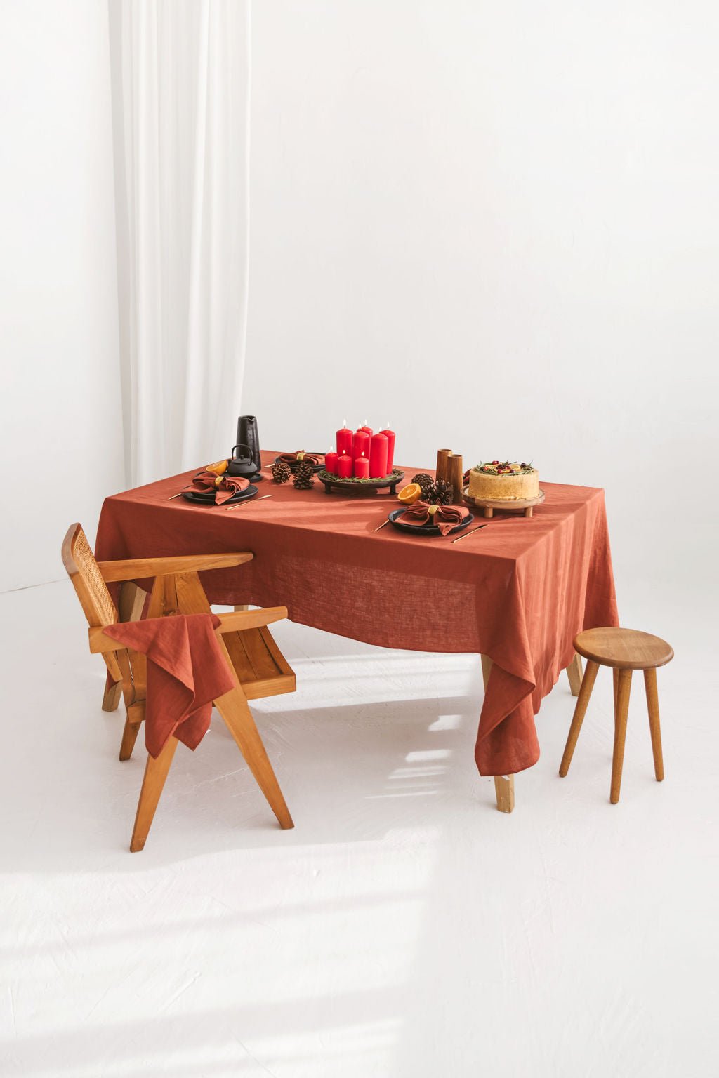 Linen Tablecloth – Natural – White | Wholesale Linen Towels, Tablecloths, Napkins, Bathrobes, Aprons, Abayas & Thobes - Middle East Collection by Unique Linen“