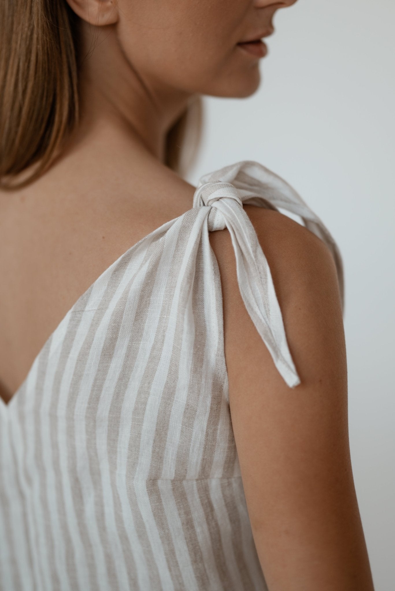 Linen Tablecloth – Natural – White | Wholesale Linen Towels, Tablecloths, Napkins, Bathrobes, Aprons, Abayas & Thobes - Middle East Collection by Unique Linen“
