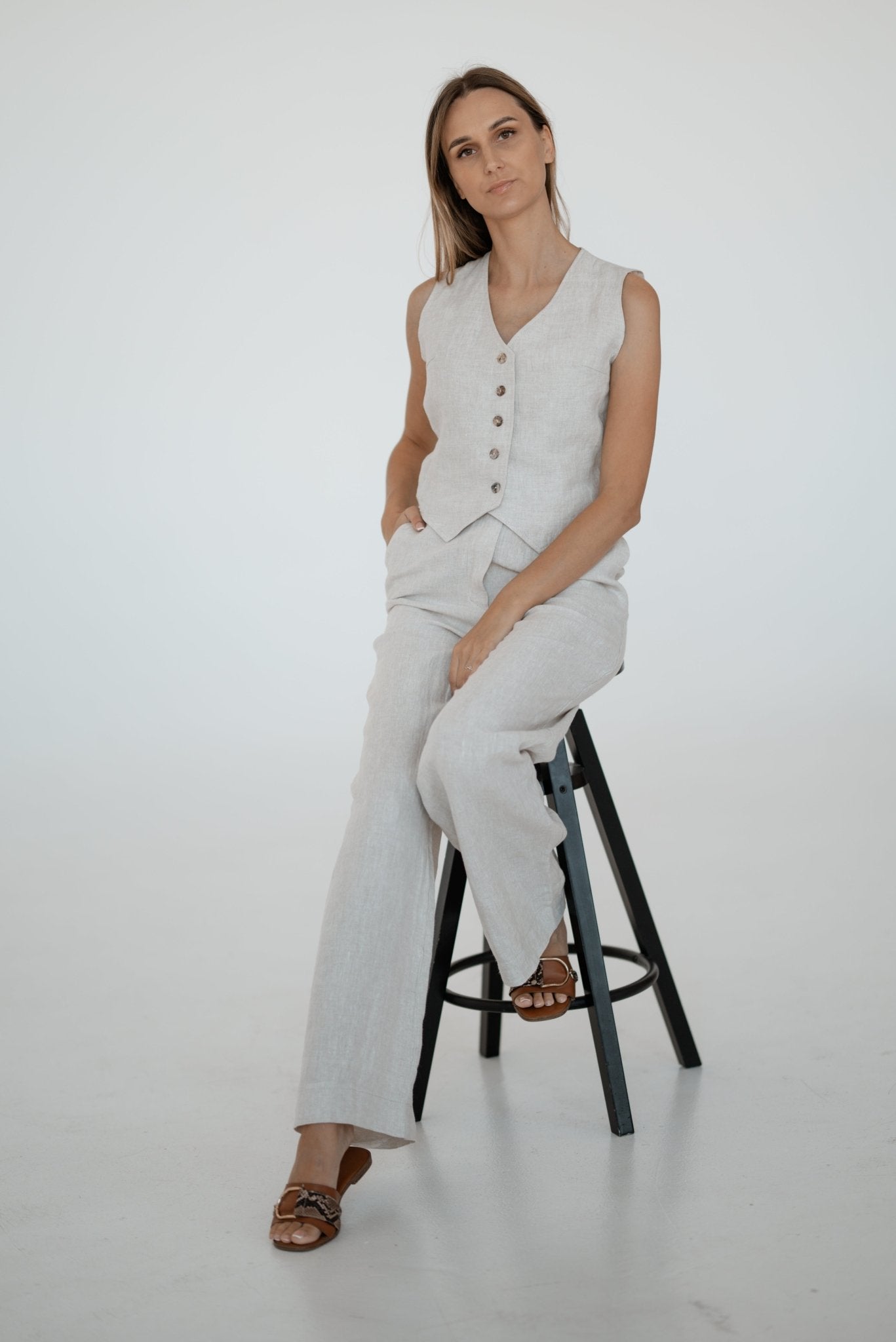 Linen Tablecloth – Natural – White | Wholesale Linen Towels, Tablecloths, Napkins, Bathrobes, Aprons, Abayas & Thobes - Middle East Collection by Unique Linen“